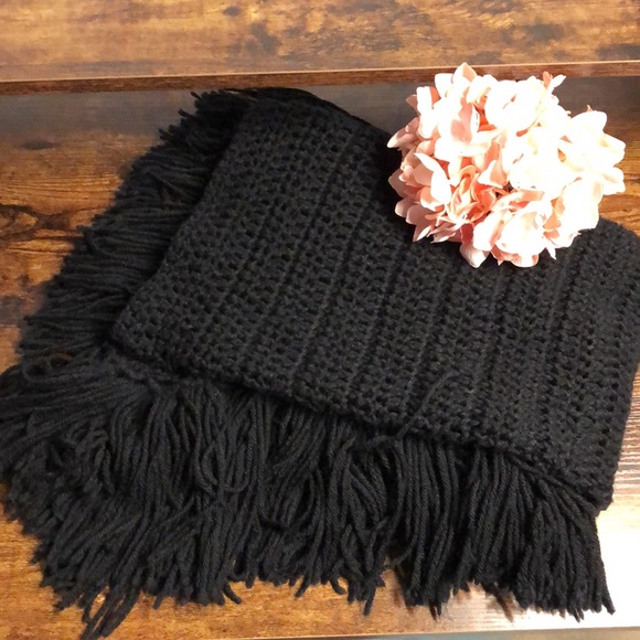 VINTAGE Crocheted Shawl - Picture 2 of 7